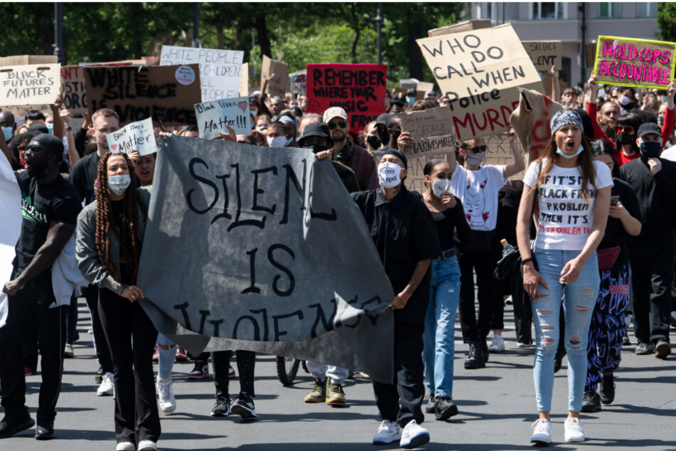 Demonstranten protestieren in Kreuzberg nach dem gewaltsamen Tod des Afroamerikaners George Floyd durch einen weißen Polizisten in den USA gegen Rassismus und Polizeigewalt.