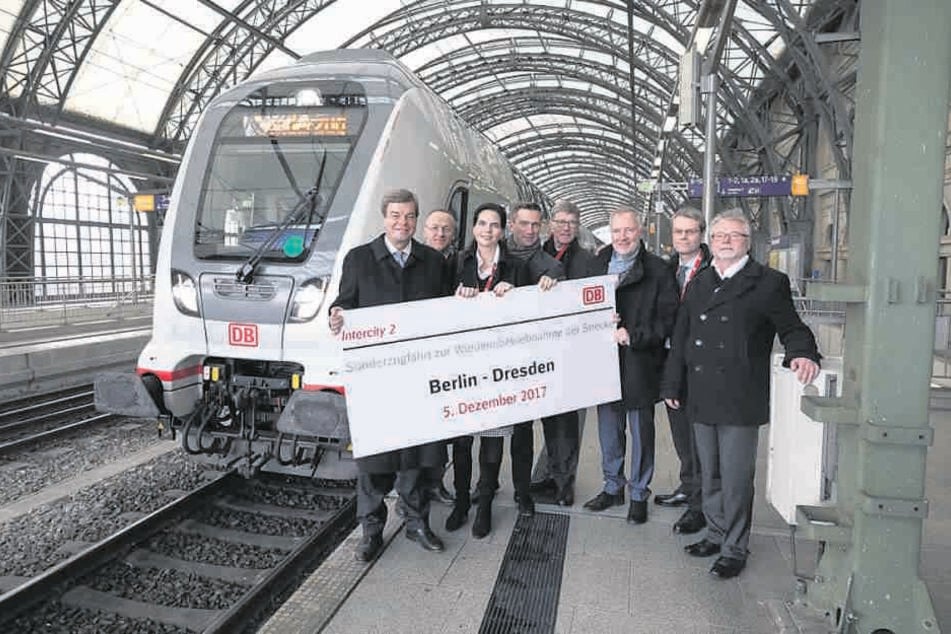 Dienstagmittag Gleis 3: Der erste Zug, der die Ausbaustrecke Berlin-Dresden befahren durfte, ist mit vielen Ehrengästen eingetroffen.