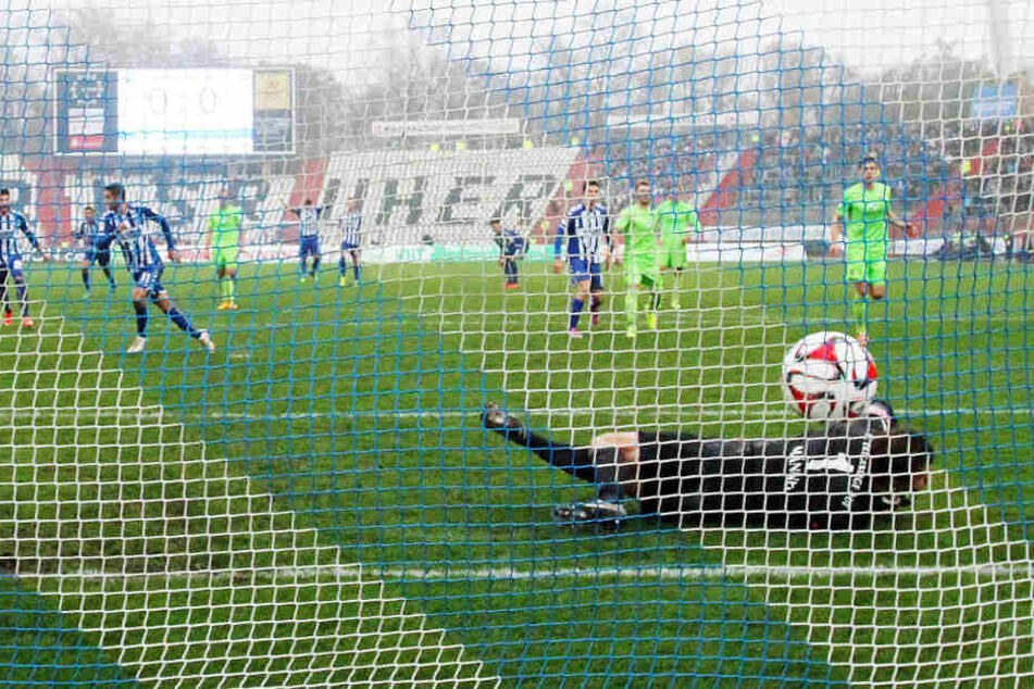 Das konnte er schon beim KSC am allerbesten: Dimitrij Nazarov (zweiter von links) verwandelte am 23. November 2014 den Elfmeter zum 1:0 der Karlsruher gegen den FC Erzgebirge.