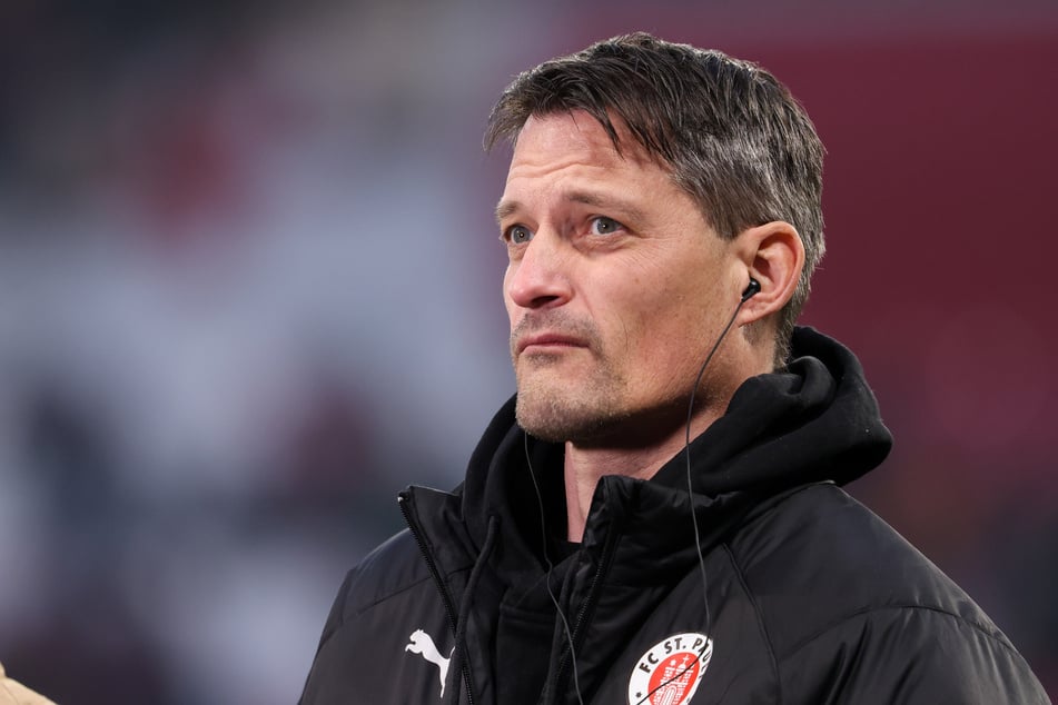 St. Paulis Trainer Alexander Blessin (51) hat zum Skandalspiel zwischen Union Berlin und dem VfL Bochum seine ganz eigene Meinung.