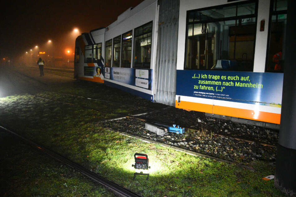Die Straßenbahn ist aus bisher unbekannten Gründen aus den Schienen gesprungen.