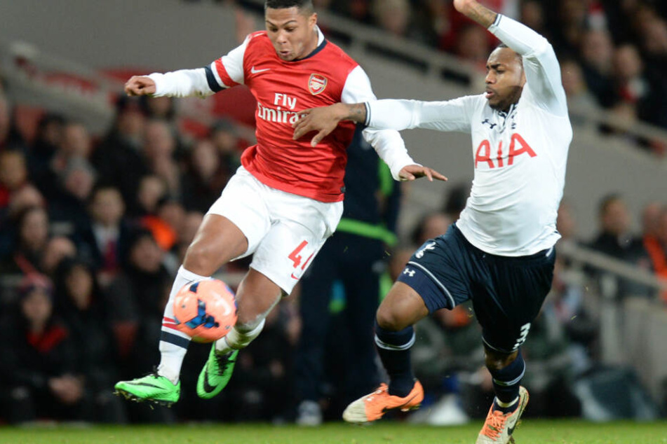 Serge Gnabry noch im Trikot der Gunners aus London. Hier gegen die Tottenham Hotspurs... Da war doch was.