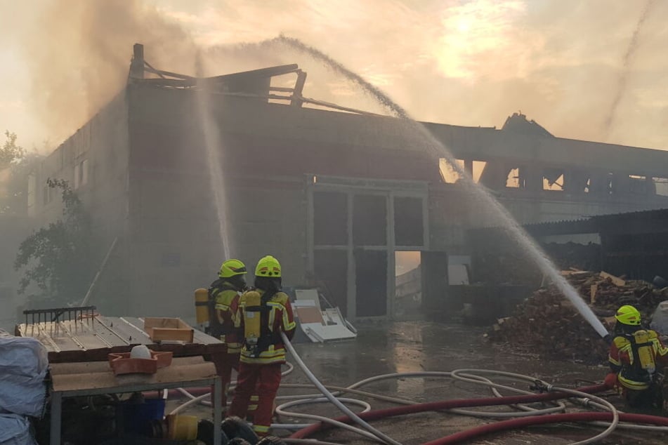 Feuerwehrkameraden von drei Wehren kämpften gegen die Flammen.