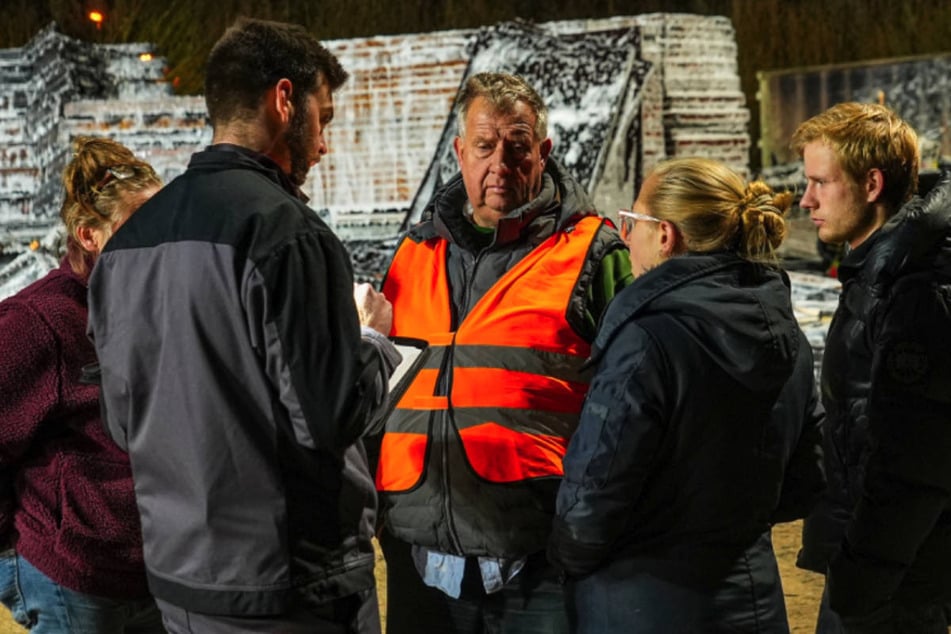 Thilo Wollenschlaeger (M.) hat sich die Schäden vor Ort angeschaut.