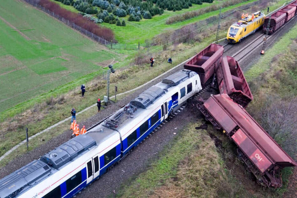 Weil eine Fahrdienst-Leiterin die falsche Zugnummer eingegeben hatte, ging der Lokführer einer Regionalbahn davon aus, dass er freie Fahrt habe.