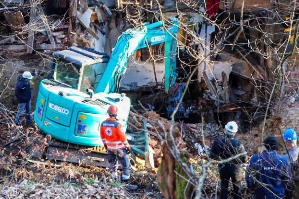 Eine Spezialabrissfirma war mit zwei Baggern vor Ort, um weitere Bereiche für die Rettungskräfte und die Vierbeiner betretbar zu machen.