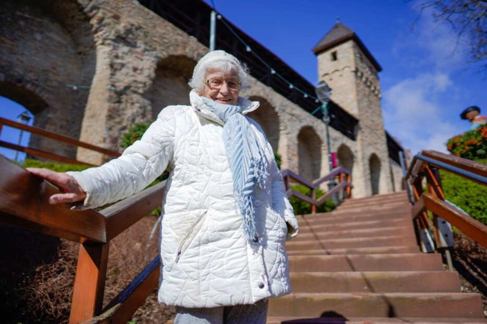 Lisel Heise steht am 18.03.2019 in der Altstadt auf einer Treppe, die zur Stadtmauer führt.