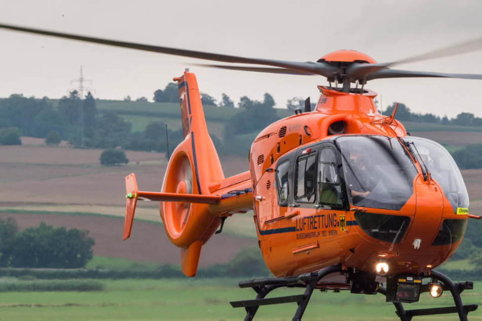 Ein Rettungshubschrauber musste die schwerverletzte Frau in eine Klinik bringen (Symbolbild).