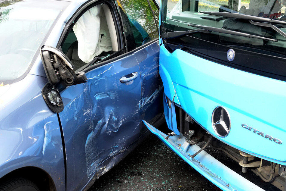 Unfall auf Theaterstraße in Chemnitz: Ein Auto stieß mit einem Bus zusammen.