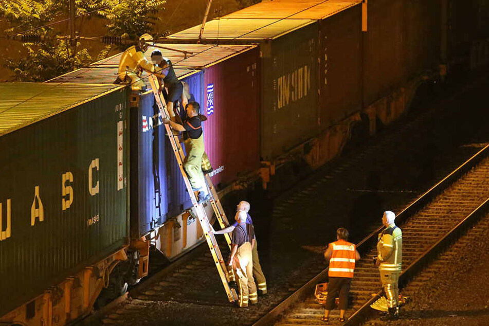 Der Mann konnte erst geborgen werden, als die Oberleitungen abgeschalten wurden.