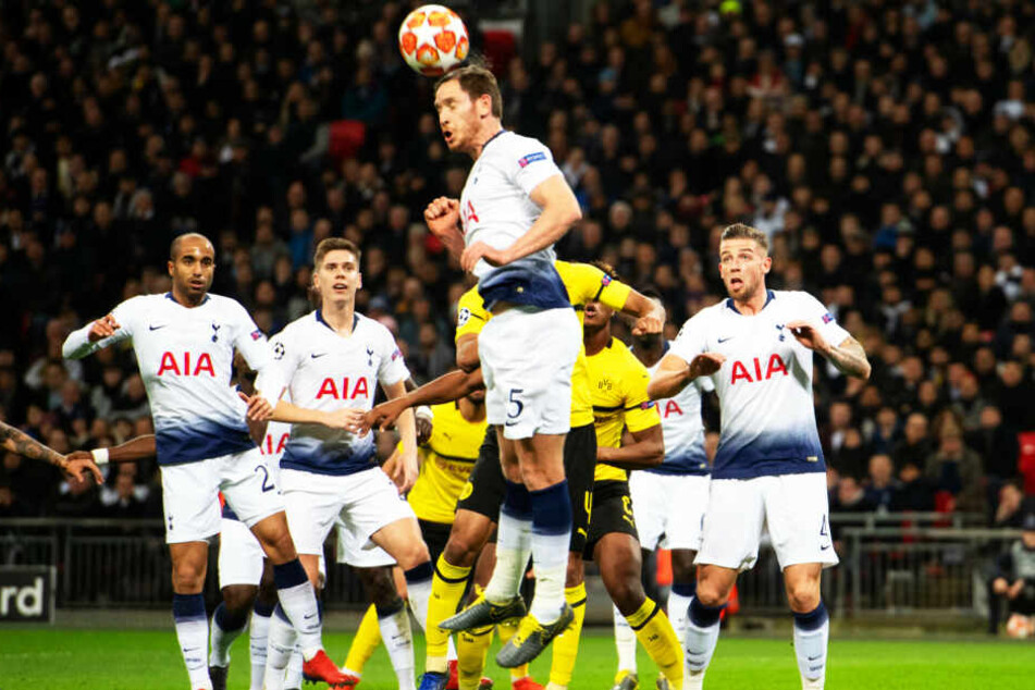 Die Abwehrreihen beider Teams standen insgesamt sicher: Hier klärt Tottenhams Jan Vertonghen den Ball vor den BVB-Angreifern.