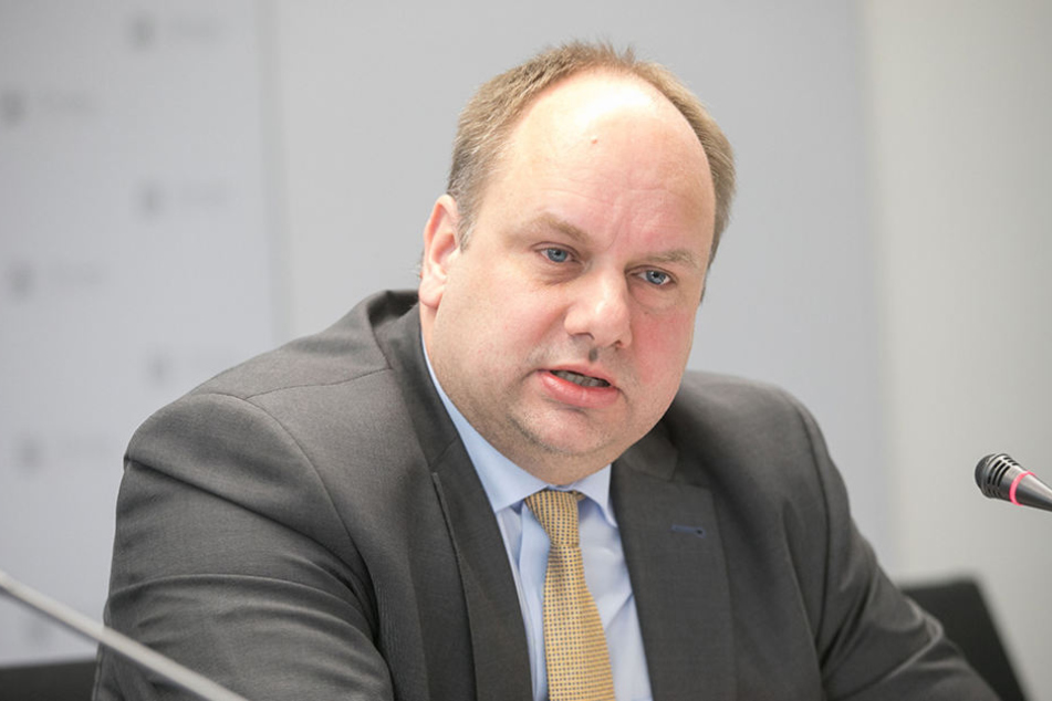 In seinem Büro sollte eigentlich ein Fair-Trade-Flair herrschen: OB Dirk Hilbert (45, FDP).