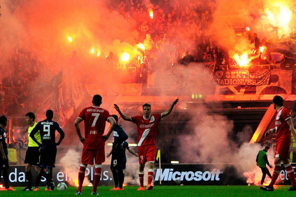 Das Relagtionsspiel gegen Düsseldorf stand mehrfach vor dem Abbruch.