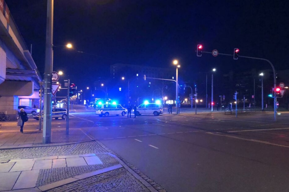 Einsatzfahrzeuge stehen an der Kreuzung Fritz-Löffler-Straße/Bayrische Straße.