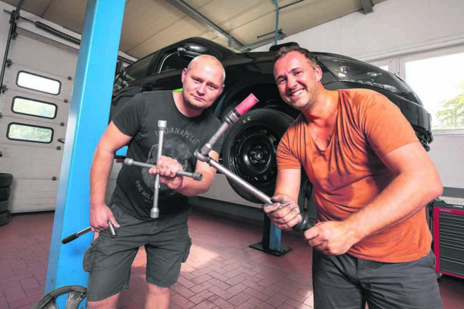 Radiomoderator Silvio Zschage (r.) musste sich beim Radwechsel dem Annaberger Robert Fischer geschlagen geben.