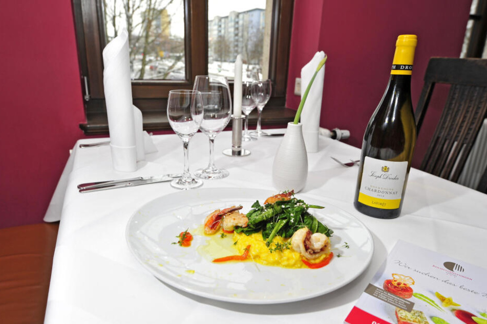 Im "Heck-Art" gibt's glacierten Hummer mit Babyspinat und Risotto Milanese, dazu reichlich Wein.