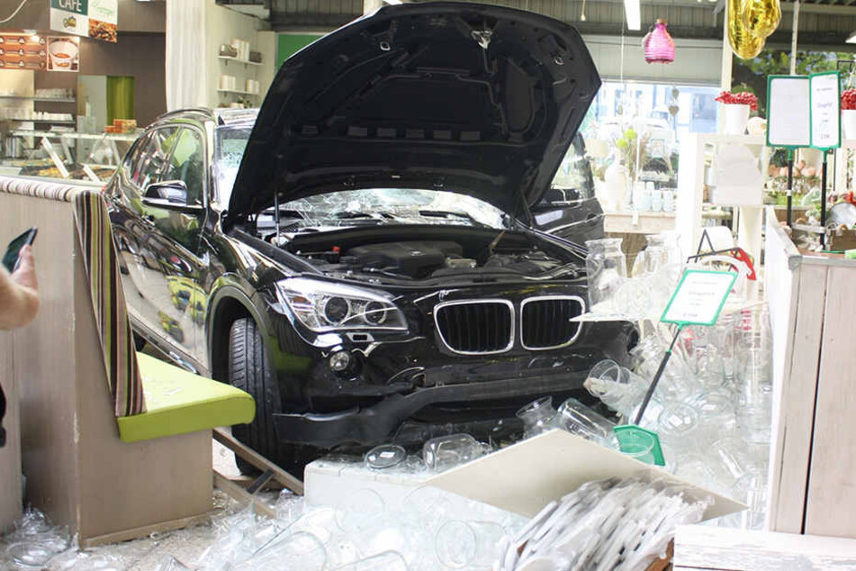 Zuerst durchbrach das Auto die Fensterscheibe die Geschäfts.