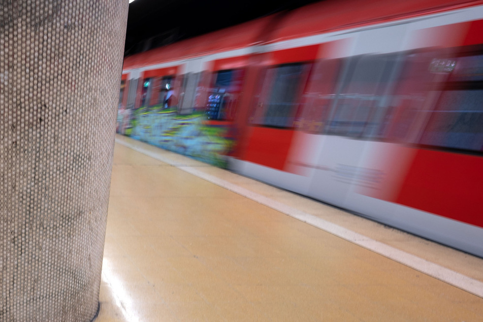 Zwei Männer sind auf einer Kupplung zwei S-Bahnen mitgefahren. (Symbolbild)