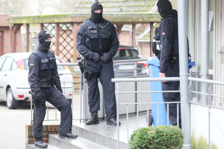Polizisten sichern ein Gebäude im schleswig-holsteinischen Meldorf.