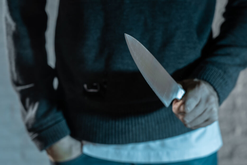 Mit einem langen Küchenmesser soll der 22-Jährige seinem Opfer mehrere schwere Stichverletzungen zugefügt haben (Symbolbild).