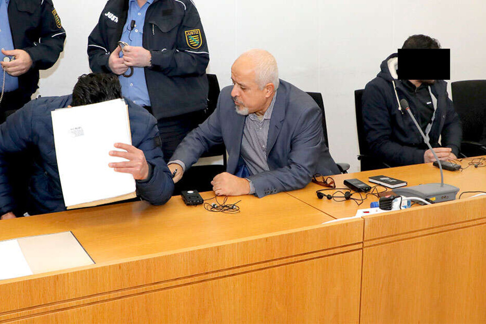 Najeeb Hussein K. (27, l.) wurde wegen lebensgefährlicher Körperverletzung zu Haft verurteilt. Kumpel Mohammad Ali J. (27) kam mit einer Geldstrafe davon.