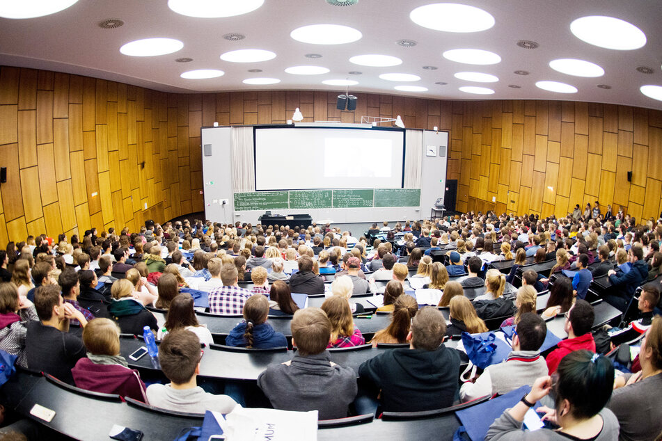 Studenten sitzen im Audimax der Leibniz Universität in Hannover (Archivbild).