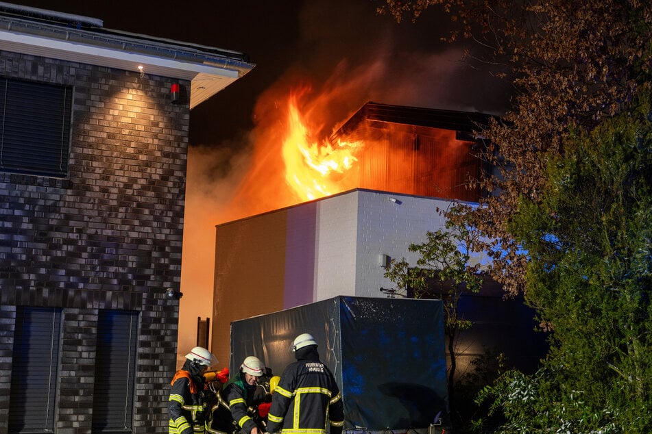 Bei dem Brand wurden zwei Menschen schwer verletzt.