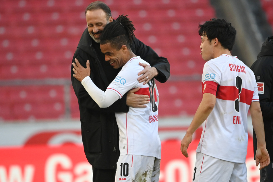 VfB-Coach Pellegrino Matarazzo (43) umarmt Daniel Didavi (Mitte, 31), daneben steht Matchwinner Wataru Endo (28).