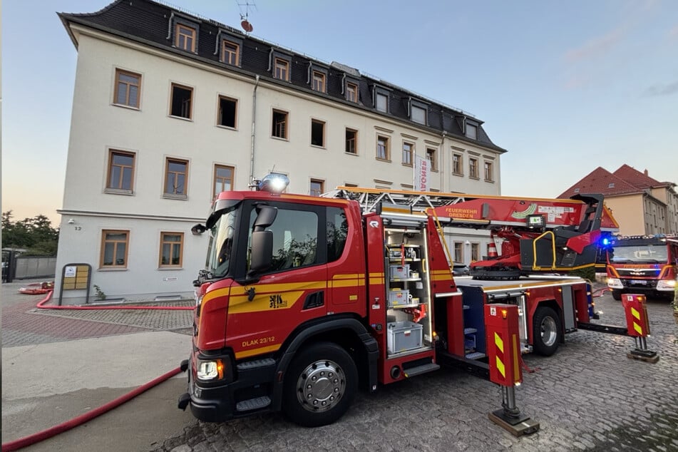 Dresden: Feuer in Mehrfamilienhaus: Wohnung nicht mehr bewohnbar