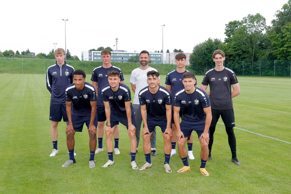 CFC-Trainer Benjamin Duda (37, in Weiß) im Sommer mit seinen Neuzugängen: Tobias Stockinger (v.2.v.l), Mauricio Grimaldi (v.r.), Johannes Pistol (h.2.v.l.) und Jonas Marx (h.2.v.r.) überzeugten.