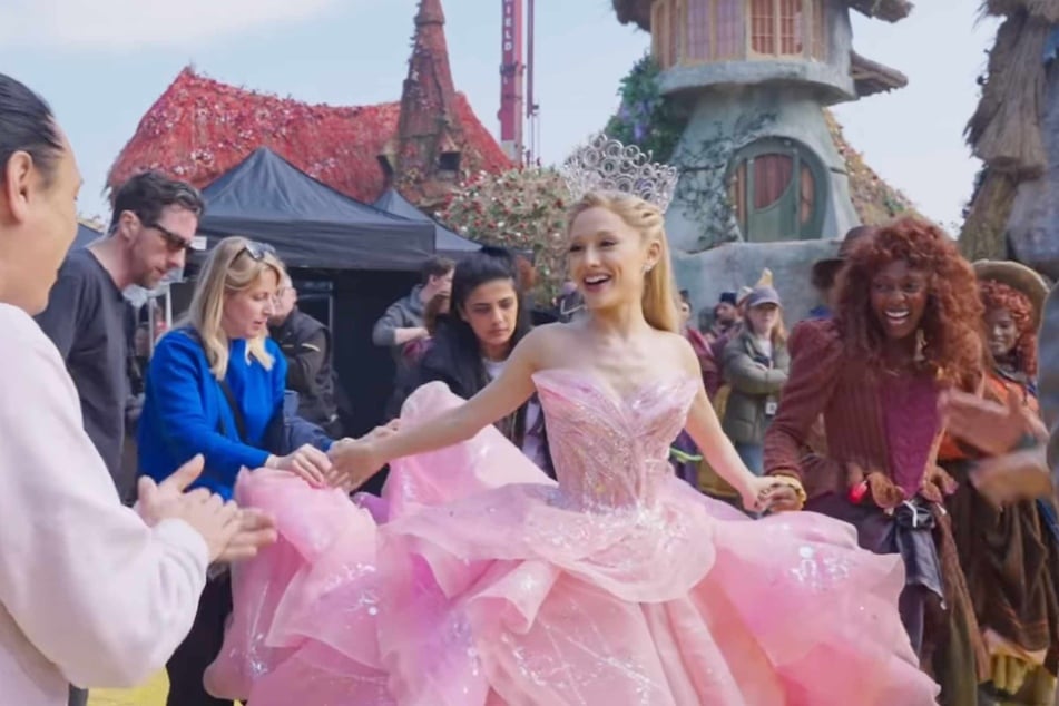 And voila – just like magic, Ariana Grande is gone and Glinda has arrived! No giant bubble required.