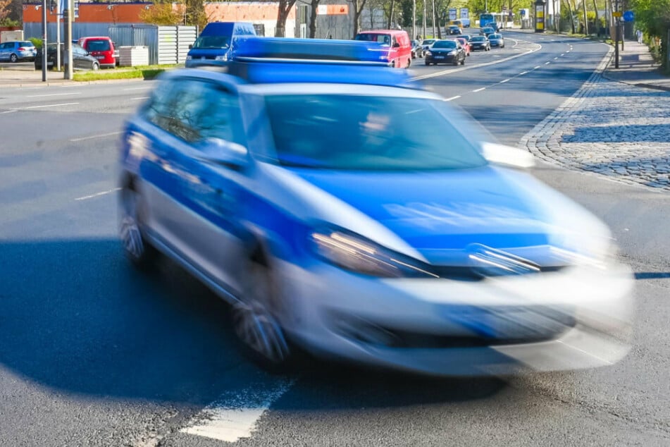 Dresdner Polizisten schnappten sich am Sonntagabend einen 34-Jährigen. Dieser war mit einem gestohlenen Wagen unterwegs. (Symbolbild)