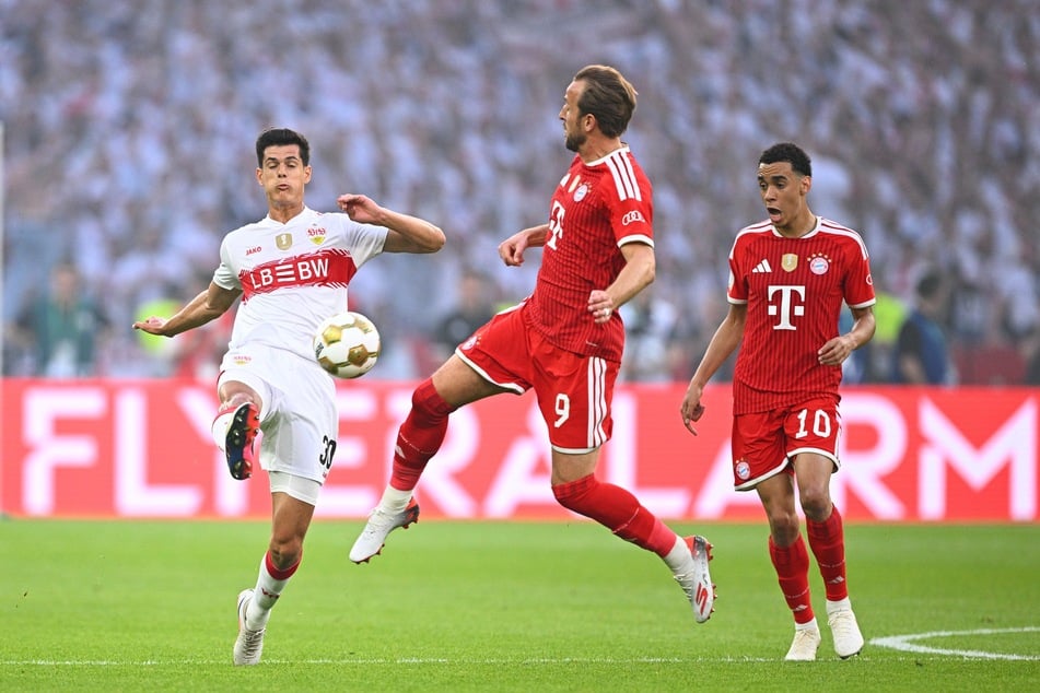 Harry Kane (M.) half im ersten Durchgang immer wieder hinten aus.