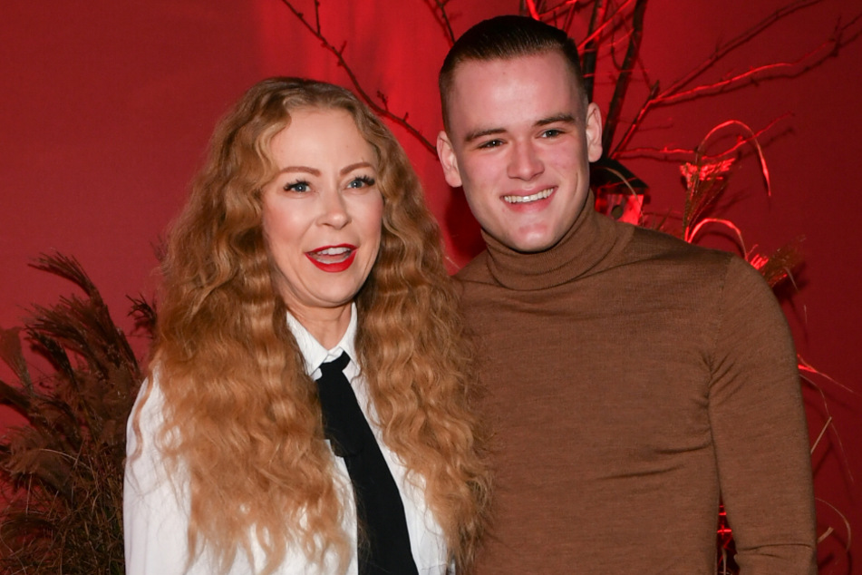 Jenny Elvers und ihr Sohn Paul Jolig auf dem Roten Teppich.