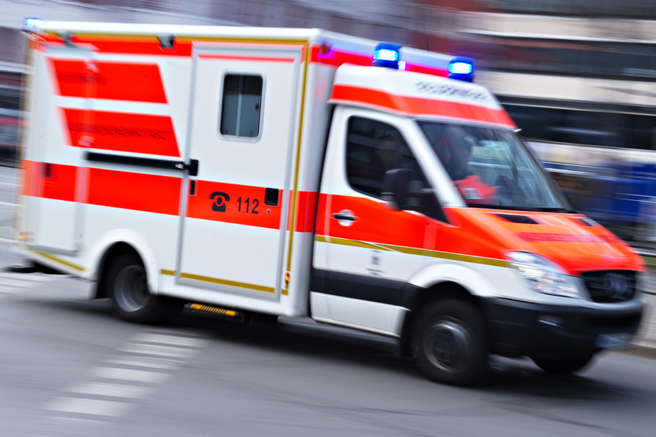 Die alarmierten Rettungskräfte brachten die Frau nach einer Erstversorgung am Ort des Unfalls in ein Münchner Krankenhaus. (Symbolbild)
