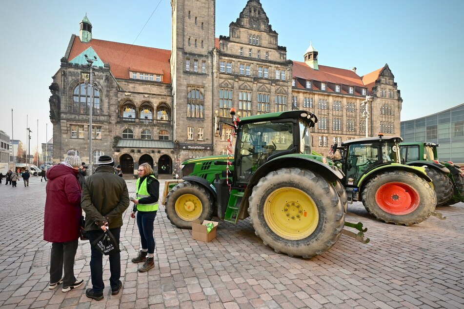 Drei Traktoren stehen auf dem Chemnitzer Neumarkt.