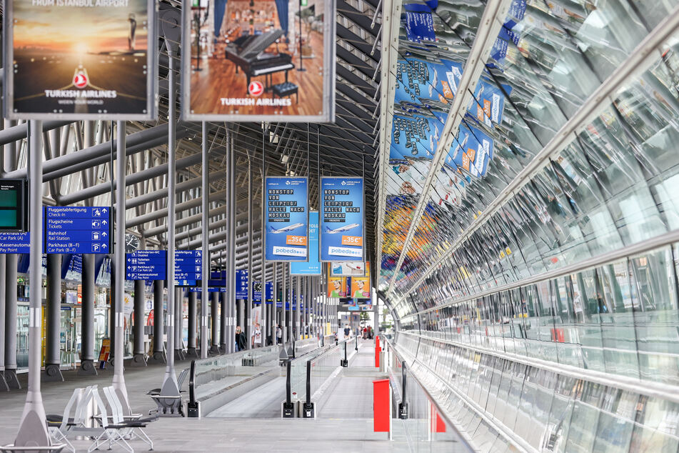 Nur wenige Personen gehen durch die Mall am Flughafen Leipzig/Halle. Seit dem 27. Juli steht hier eine Corona-Teststation.