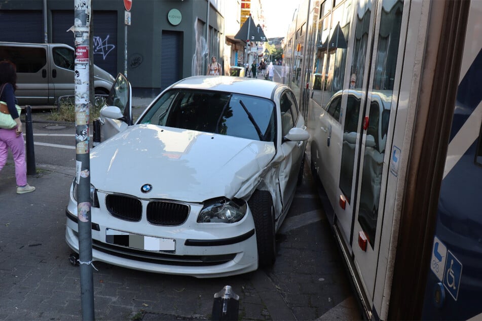 Der Unfallwagen musste abgeschleppt werden.