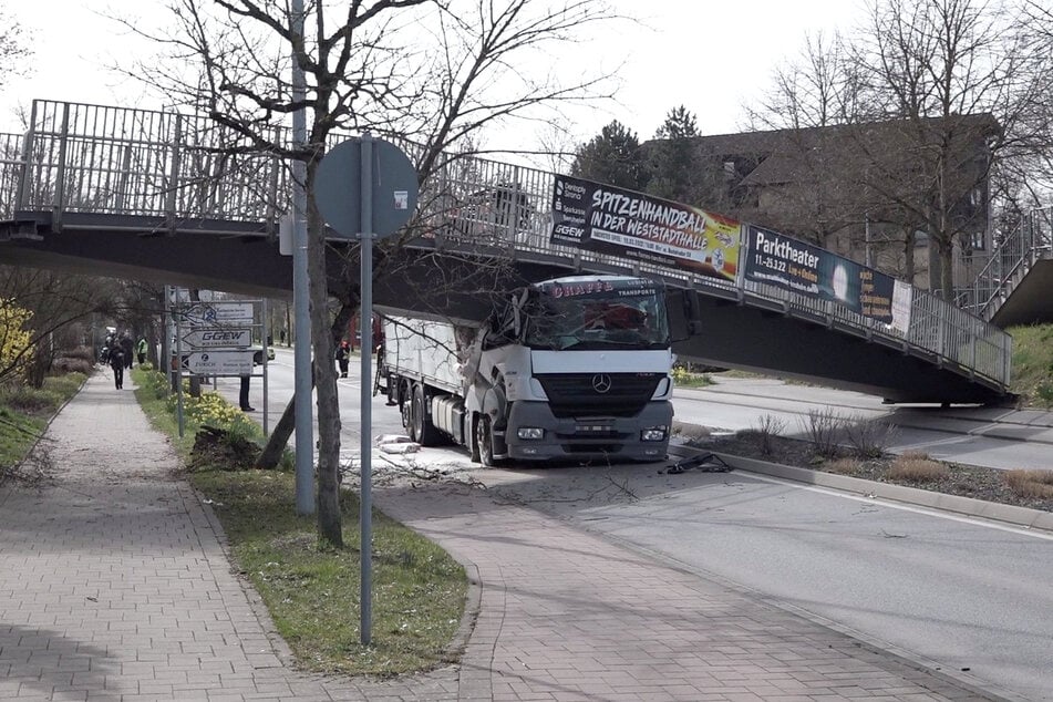 Am Freitagmittag rauschte ein Lkw im südhessischen Bensheim in eine Fußgängerbrücke und brachte diese zum Einsturz.