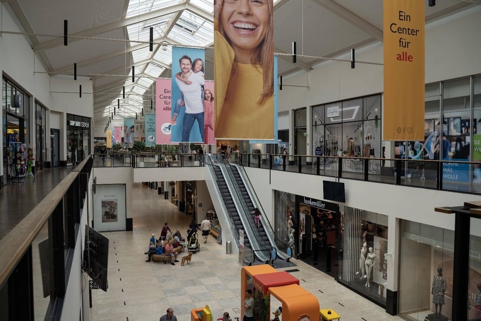 Im Arsenal-Einkaufszentrum trat ein unbekannter Mann einen Teenager (16).