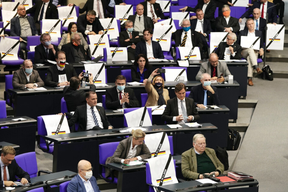 AfD-Abgeordnete stören Rede von Jens Spahn mit Plakaten!