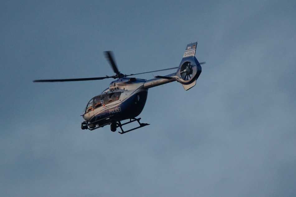Die Polizei setzt einen Hubschrauber ein.