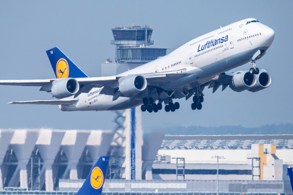 Ein Flugzeug der Lufthansa hob am Samstag in Frankfurt am Main mit dem Ziel Miami ab, doch die Maschine musste über dem Atlantik umdrehen. (Symbolbild)