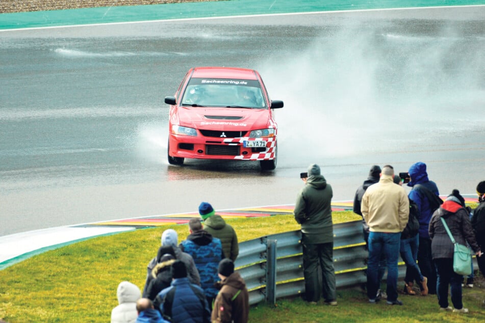 Spaß beim Driften: Auch die Sachsenring-Crew zeigte auf "ihrer" Strecke ihr Können.