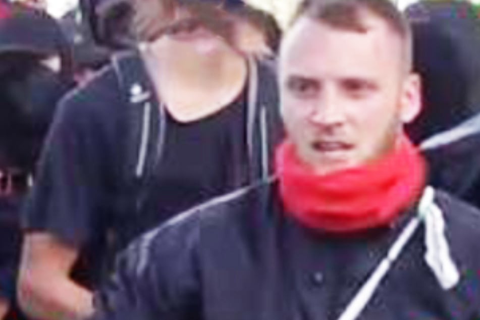 Fahndung: Polizist bei Nazi-Demo mit Pyrotechnik beschossen und am Kopf verletzt