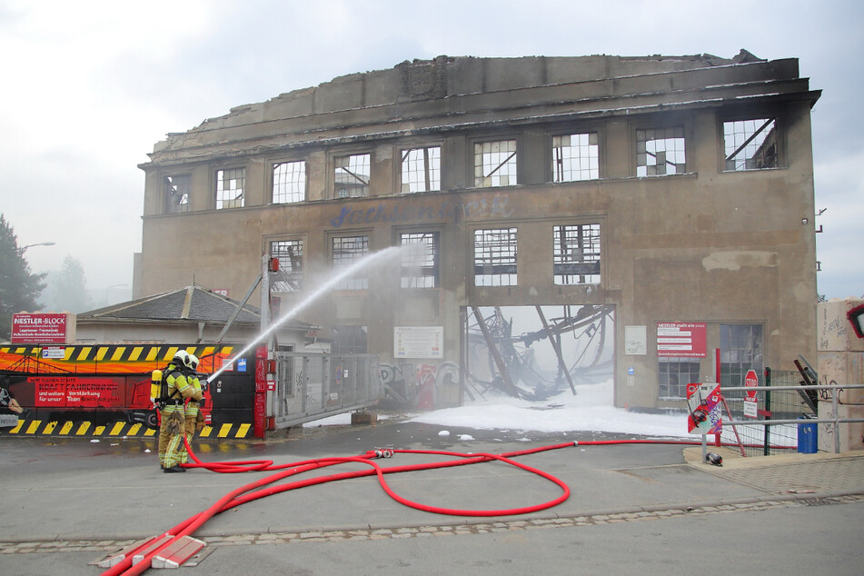 Am vergangenen Wochenende brach ein Großbrand im Dresdner Industriegelände aus. Die Feuerwehr brauchte mehrere Tage, um den Brand zu löschen.