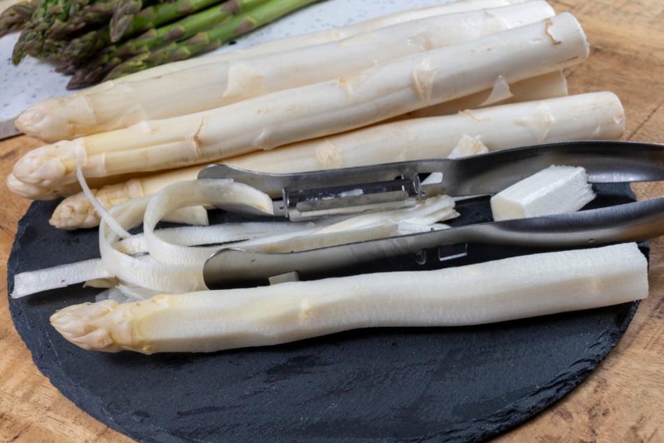 Spargel schälen für den guten Zweck gibt es am Samstag auf dem Neumarkt. (Symbolbild)