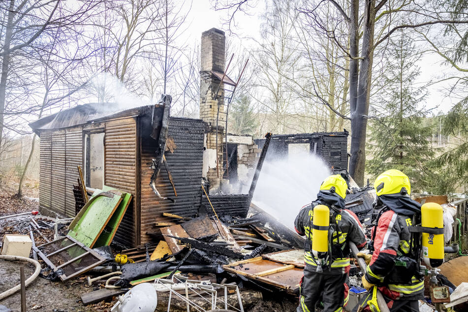 Als die Feuerwehr eintraf, stand die Blockhütte bereits in Vollbrand. Das Gebäude brannte völlig aus.