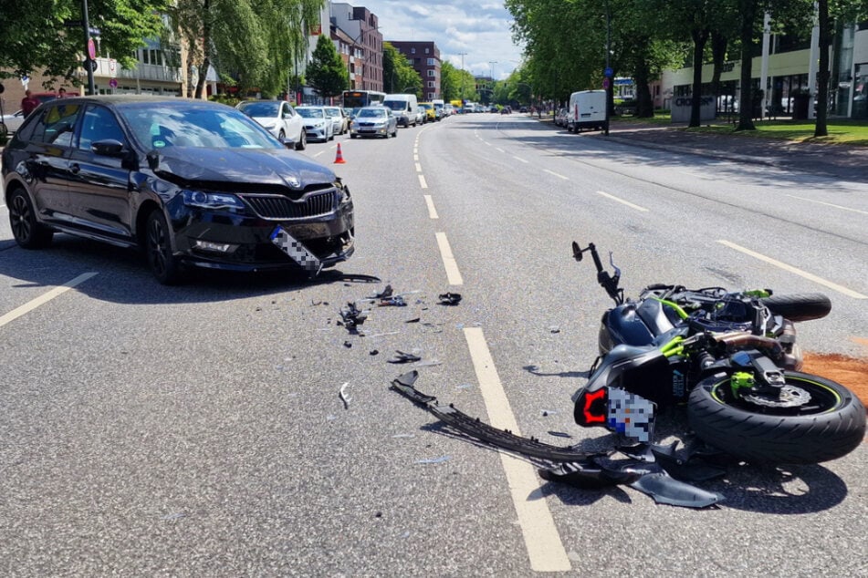 In der Hamburger Innenstadt sind am Freitagnachmittag ein Auto und ein Motorrad zusammengestoßen. Der Biker stürzte auf den Asphalt und verletzte sich.