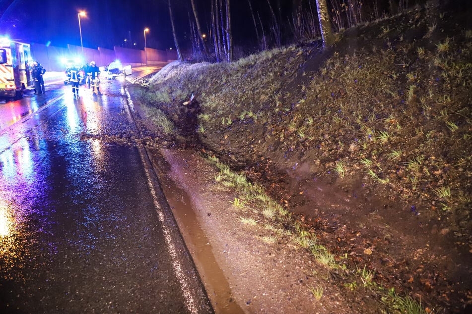 Der Renault-Fahrer war in Aue in eine Böschung gefahren und dann wieder auf die Straße geschleudert.